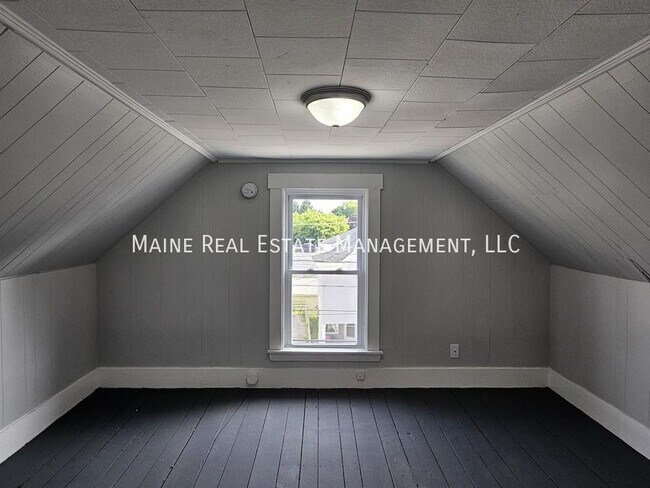 Building Photo - 27 Elm St
