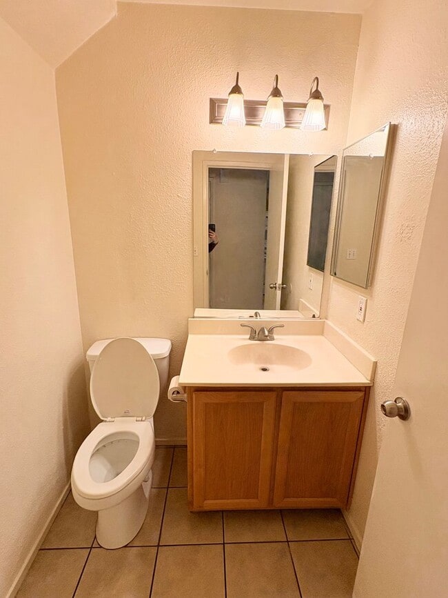 Building Photo - 3 bedroom Townhouse in a gated community