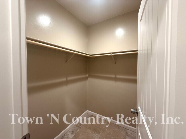 Building Photo - 613 Archer St