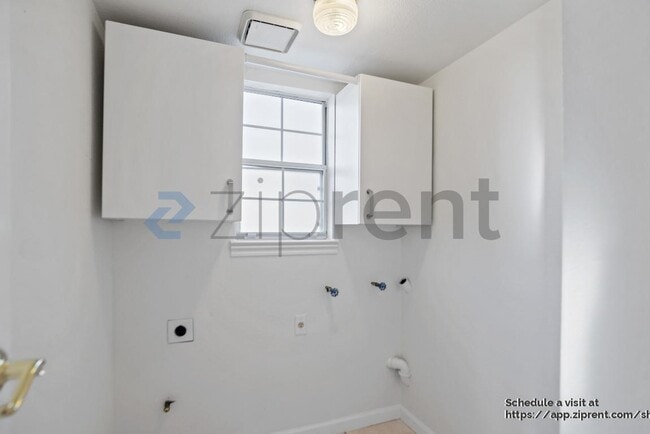 Building Photo - 920 Belmont Way