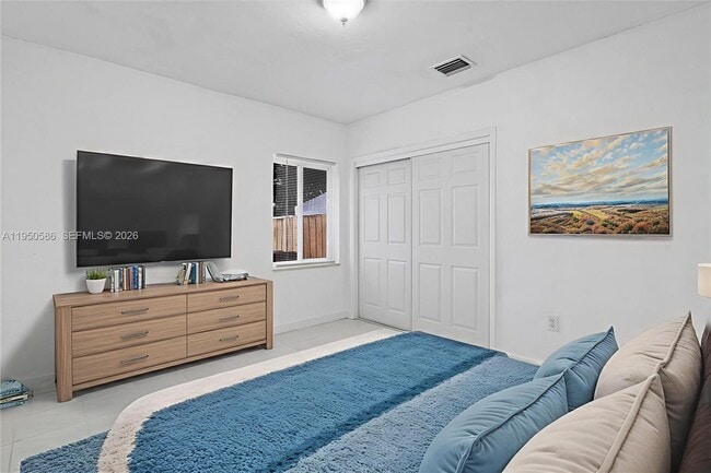 Building Photo - 934 E 22nd St