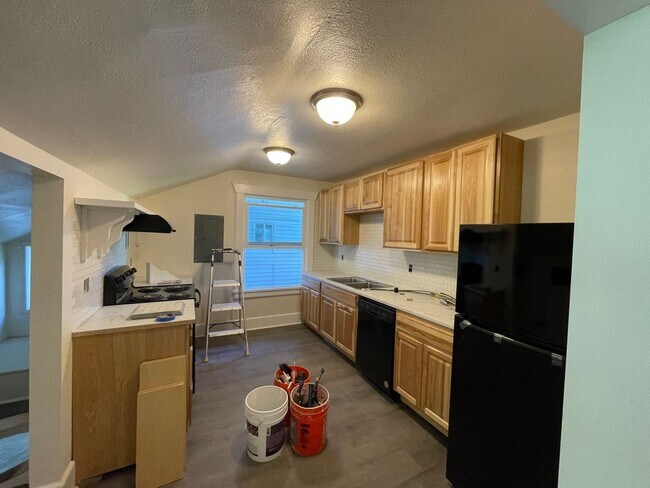 Building Photo - 717 N Forest St