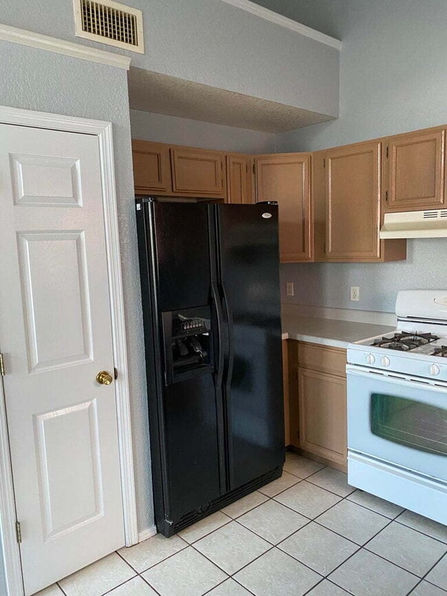 Building Photo - 1445 Plaza Verde Dr