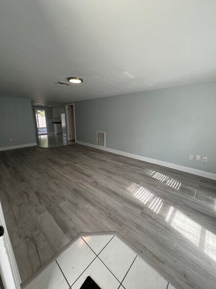 Building Photo - 5337 Pasadena Dr