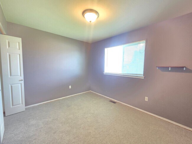 Building Photo - $2,800 - 3 Bed / 2 Bath Beautiful and Spacious Home with a Fully Fenced backyard