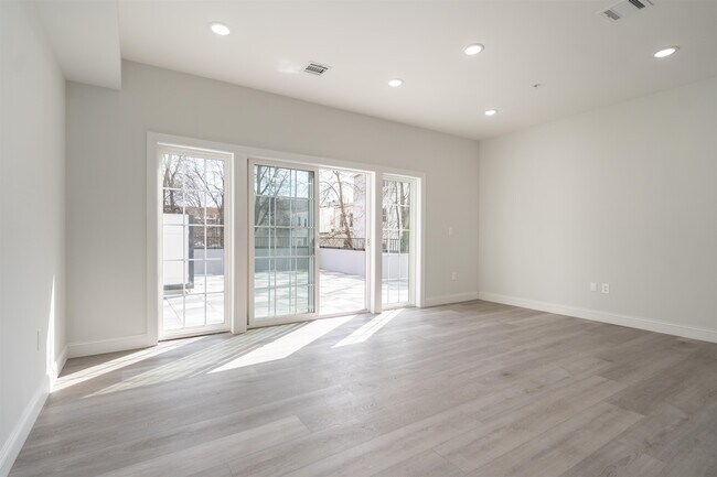 Building Photo - 144 Bergen Ave