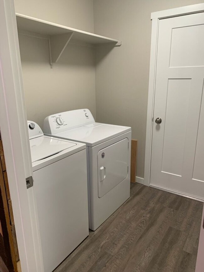 Building Photo - 2 Bedroom Apartment in Jewel Lake!
