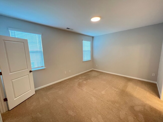 Building Photo - Spacious, Like-New Townhome with Premium F...