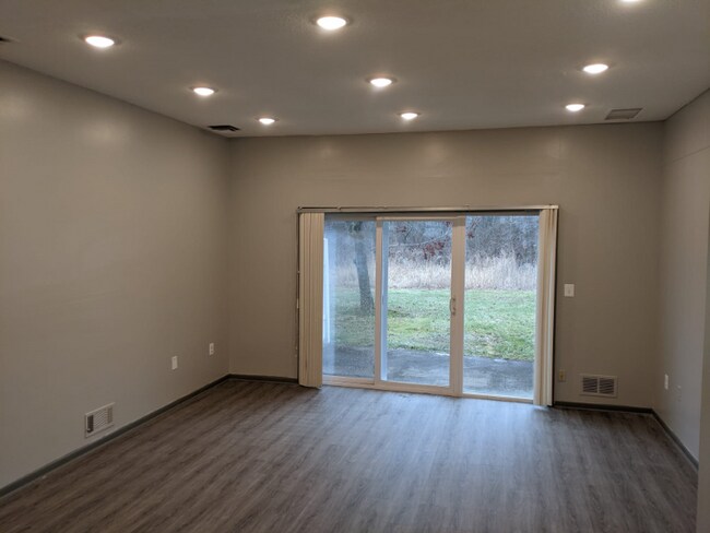 Building Photo - 4 Wedgewood Dr