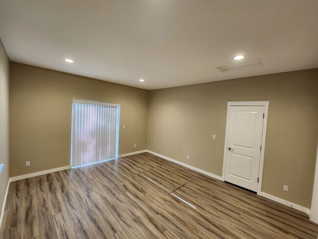 Extra room - 958 152nd St E