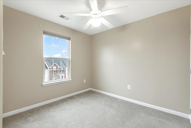 Building Photo - Charming 3-Level Townhome