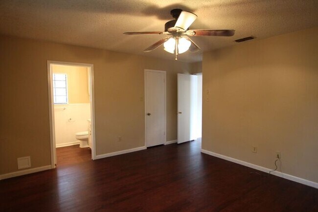 Building Photo - 3 Bedroom Duplex in Tyler!
