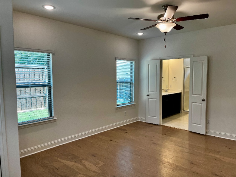 Building Photo - 593 Concho St