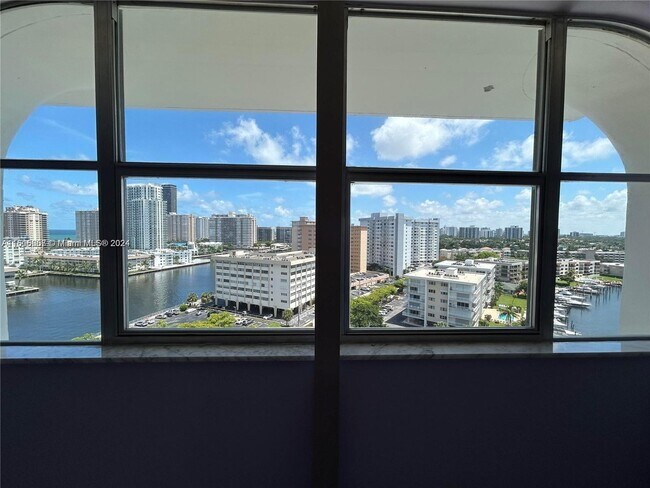 Building Photo - 100 Golden Isles Dr
