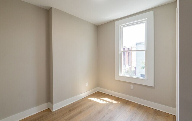 Building Photo - Newly Rehabbed beauty
