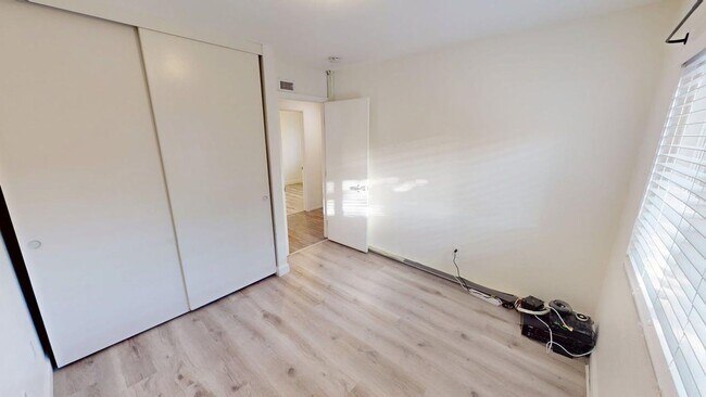 Building Photo - Spacious and beautifully updated 4 bedroom home available for long or short term lease.