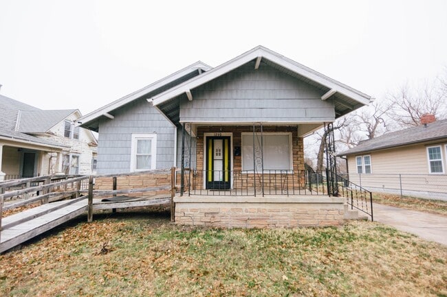 Primary Photo - 1240 N Cleveland