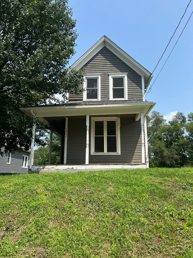 Primary Photo - 3 Bedroom 1 Bath House in Davenport