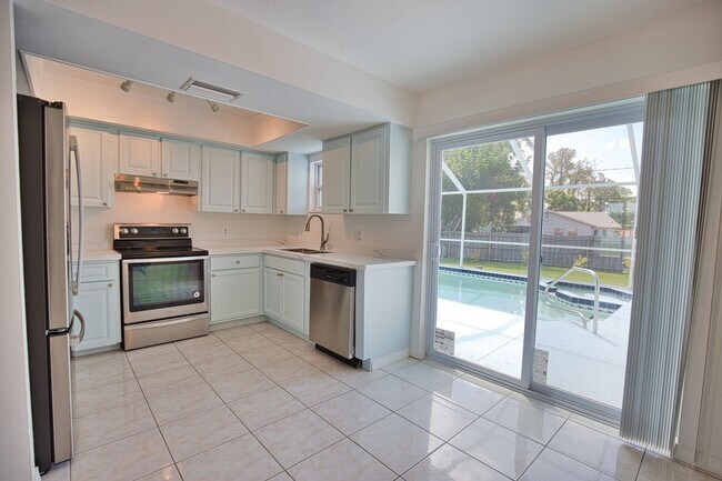 Building Photo - Annual Unfurnished 2 Bedrooms 2 Bathrooms Pool Home Located in South Venice!