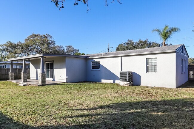 Building Photo - 10209 N Fleetwood Dr