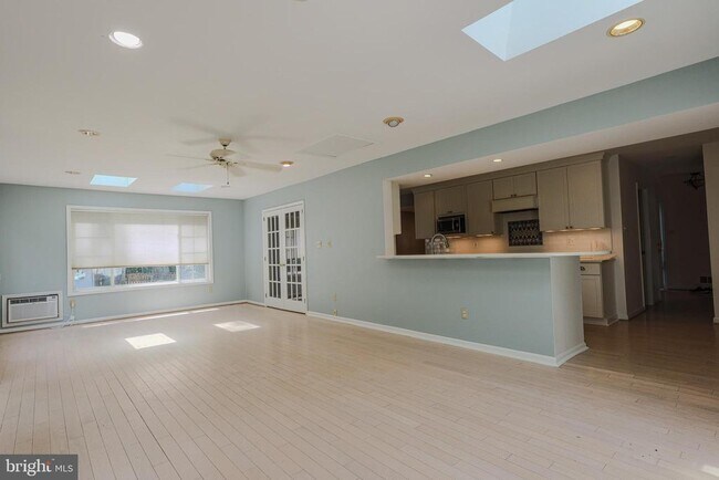 Building Photo - 6431 Brentford Dr