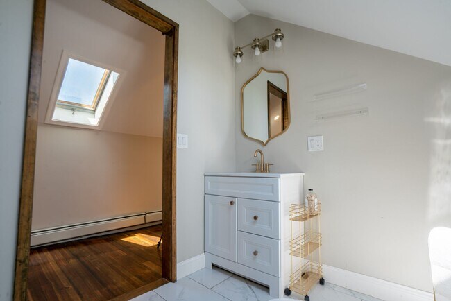 Building Photo - Completely renovated studio with all utils included AVAILABLE 6/1/2026