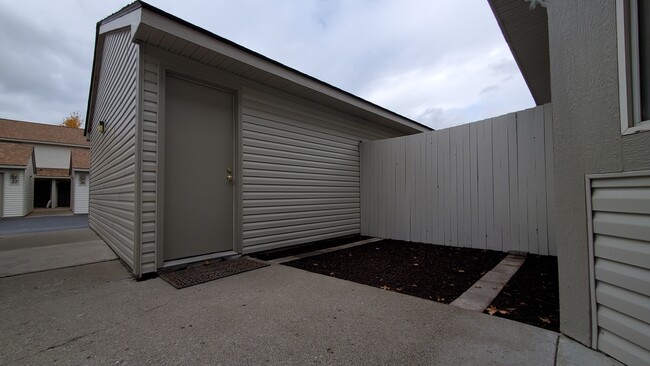 Building Photo - 209 E 18th Ave