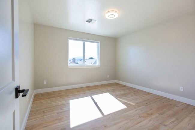 Building Photo - New 3-Bed, 2.5-Bath – Luxury & Efficiency ...