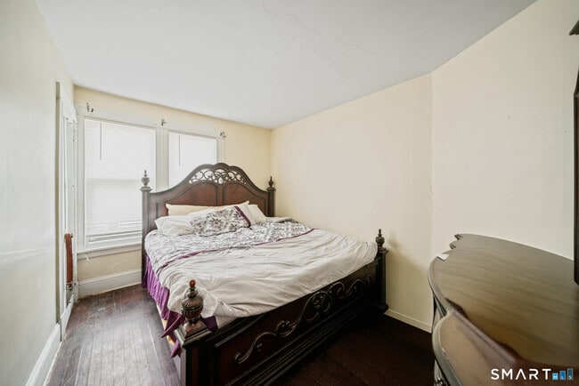 Building Photo - 143 Divinity St