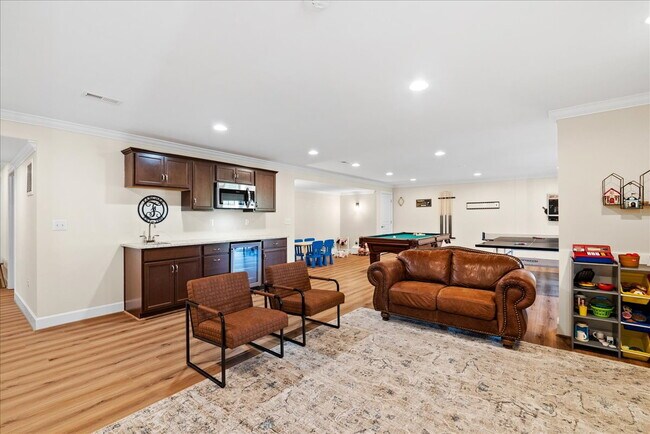 Building Photo - Elegant Single-Family Residence with Upscale Finishes in Amenity-Rich Community