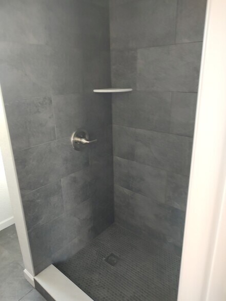 Main bath - 10877 Overseas Hwy