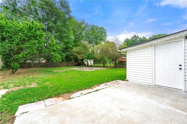 Building Photo - 5340 Lee Cir