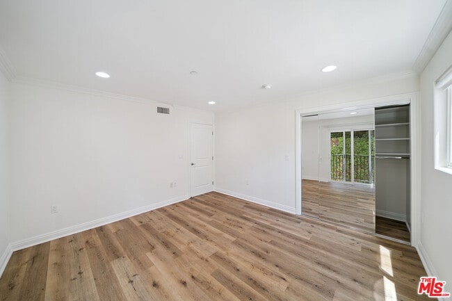 Building Photo - 1529 S Beverly Dr
