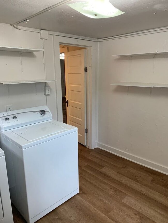 Building Photo - 1 bedroom, 1 bath Lower Level Duplex Unit ...