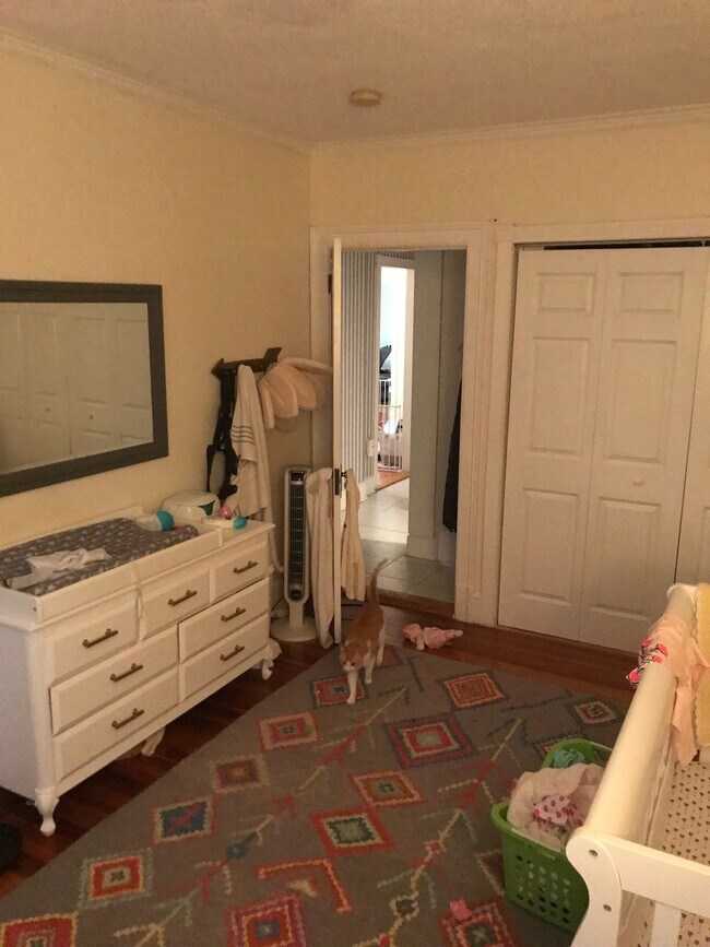 Building Photo - 883 Farmington Ave