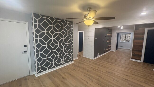 Building Photo - 5618 Phillips Ave