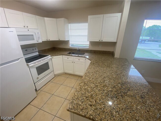 Building Photo - 2217-2219 Violet Dr