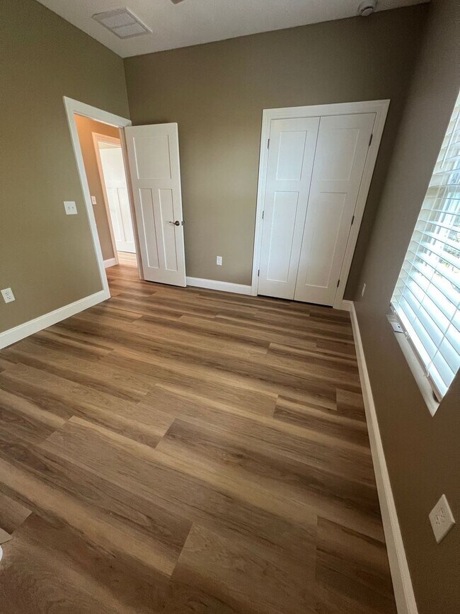 Building Photo - 3 BR, 2 BA Apartment - No HOA