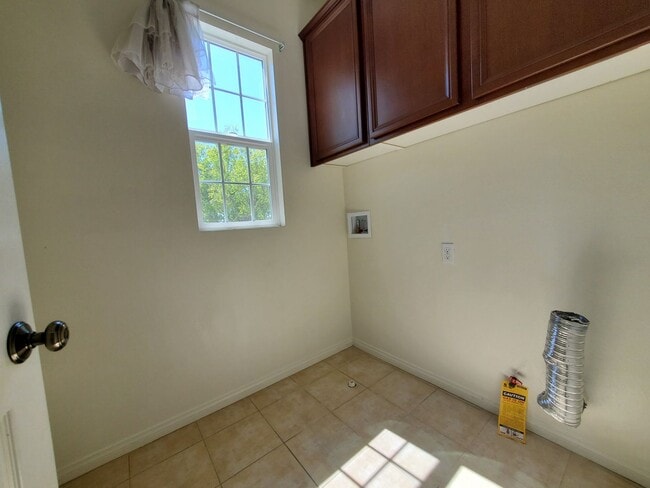 Building Photo - Spacious 4 Bedroom 3 Bath Two Story Riverp...