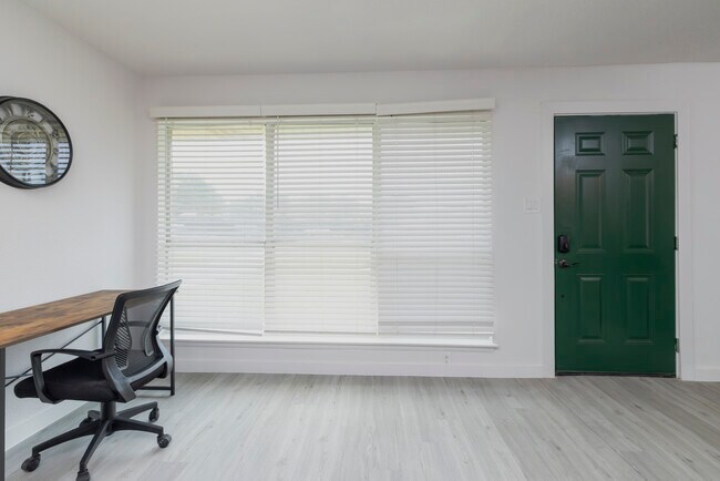 Building Photo - 1704 Kynette Dr