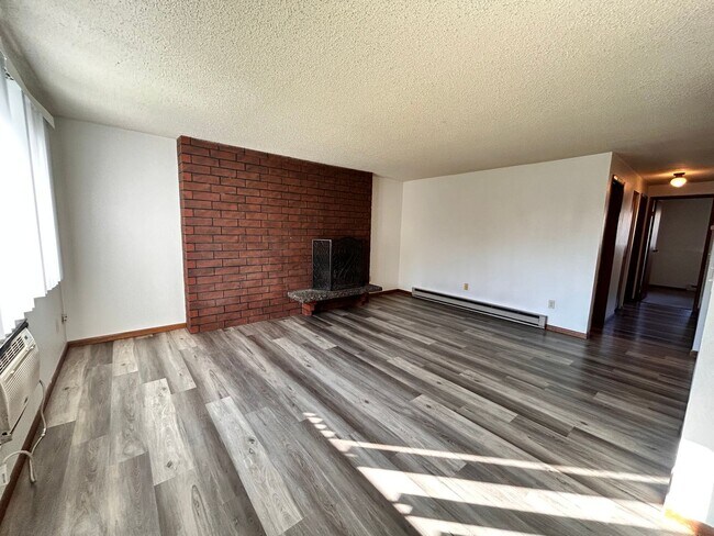 Building Photo - Spacious 2 Bed, 1 Bath on South Hill!