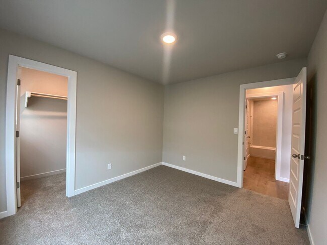 Building Photo - Welcome to your dream rental!!