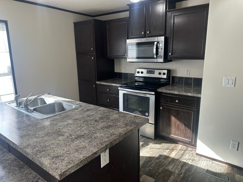 Building Photo - 2299 Wellington Green Dr