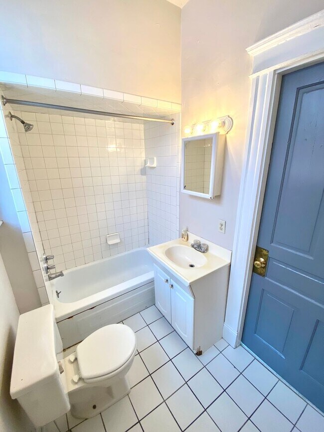 Building Photo - Spacious 5 bed/2 bath on Victor Mins. from...