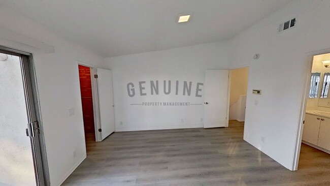 Building Photo - 2 Bedroom- Two Story - Updated Townhome in...