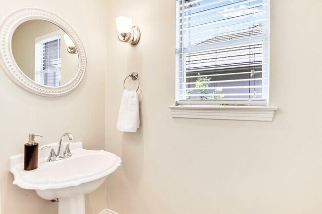 Building Photo - 4545 Golf Vista Dr