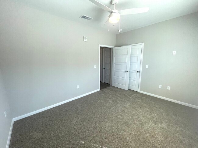 Building Photo - 300 Willow Grv Wy