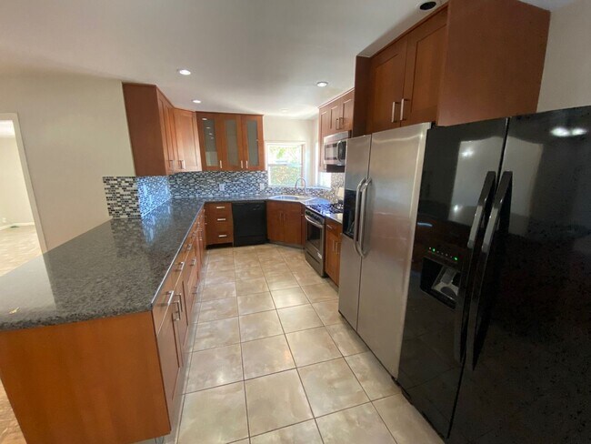 Building Photo - Great Location, Beautiful Pool! (Lease out...