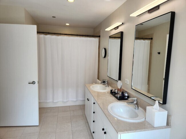 Building Photo - 8 E Randolph St