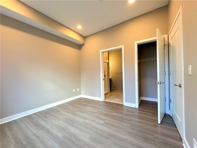 Building Photo - 625 S Goodman St